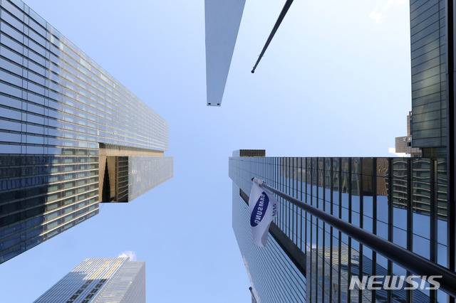 [서울=뉴시스] 19일 오전 서울 서초구 삼성전자 서초사옥에 삼성 깃발이 바람에 펄럭이고 있다.