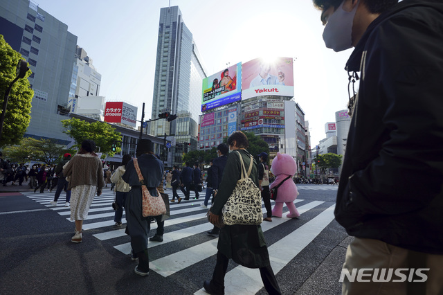 [도쿄=AP/뉴시스]7일 일본 도쿄에서 마스크를 쓴 시민들이 시부야구에 있는 횡단보도를 건너고 있다. 도쿄도는 이날 555명의 코로나19 신규 확진자가 발생했다고 확인했다. 2021.04.07