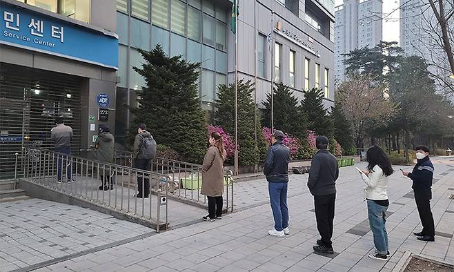 투표소를 찾은 시민들이 투표가 시작되기 전인 7일 오전 5시50분쯤 서울 서초구 반포1동 주민센터 앞에 줄을 서고 있다.