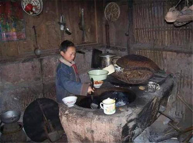 중국 농촌 빈곤층의 연평균 가처분 소득이 큰 폭의 성장세를 기록했다. 지난 2020년 기준 중국 빈곤 농촌 지역 주민의 1인당 평균 연평균 가처분소득은 1만 2588만 위안(약 215만 원)에 달했던 것으로 나타났다.