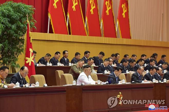 북한, 3년여 만에 '당 최말단' 세포비서대회 개막 (평양 조선중앙통신=연합뉴스) 북한은 6일 수도 평양에서 김정은 노동당 총비서가 참석한 가운데 '당 최말단' 세포비서 대회를 개최했다고 7일 조선중앙통신이 보도했다. 이번 세포비서 대회는 지난 2017년 12월 열린 제5차 세포위원장대회 이후 약 3년여 만에 개최된 것이다. 북한은 이번 세포비서 대회에서 반사회주의·비사회주의 현상을 근절하는 데 당세포가 역할을 해야 한다고 강조했다. 2021.4.7       [국내에서만 사용가능. 재배포 금지. For Use Only in the Republic of Korea. No Redistribution] nkphoto@yna.co.kr