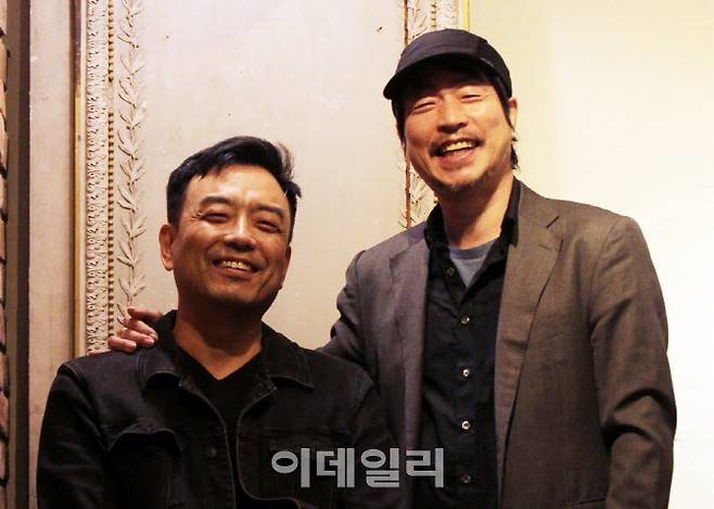 [이데일리 김태형 기자] 뮤지컬 ‘광주’의 최우정 작곡가(왼쪽)와 고선웅 연출이 인터뷰에 앞서 사진 촬영을 하고 있다