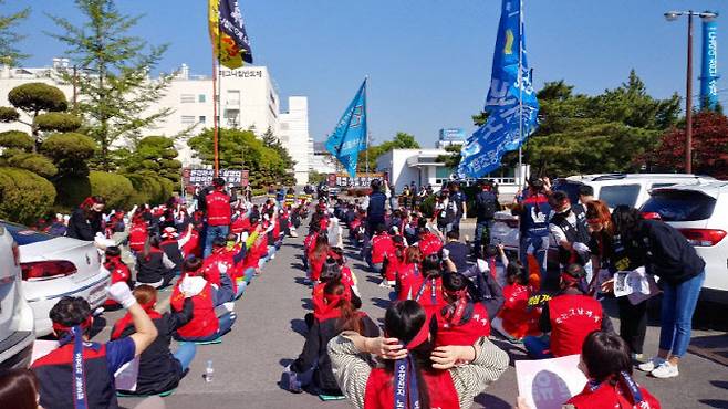 8일 오후 구미산단 매그나칩반도체 노동조합이 사내 주차장에서 ‘중국 자본 매각 반대’ 집회를 열고 있다. (사진=매그나칩반도체 노동조합)