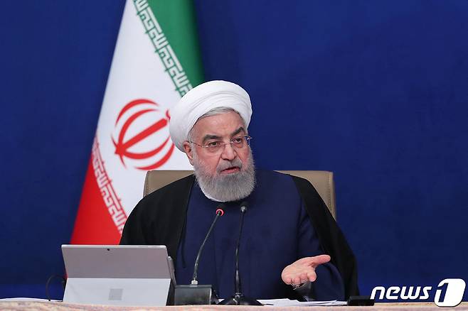 하산 로하니 이란 대통령이 7일(현지시간) 열린 국무회의에서 발언하고 있다. © AFP=뉴스1