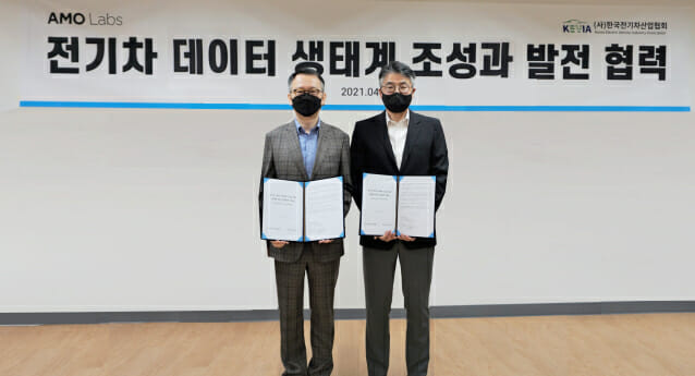 왼쪽부터 심상규 AMO랩스 대표와 박재홍 한국전기차산업협회 대표.
