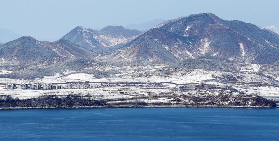 4일 경기도 파주 오두산통일전망대에서 바라본 북한 황해북도 개풍군 마을에 흰 눈이 뎦여 있다. 국제 백신 협력 프로젝트인 코백스(COVAX)는 3일(현지시간) 북한이 올해 상반기 중으로 신종 코로나바이러스 감염증(코로나19) 백신 약 200만회분을 지원받게 됐다고 밝혔다. AP뉴스1