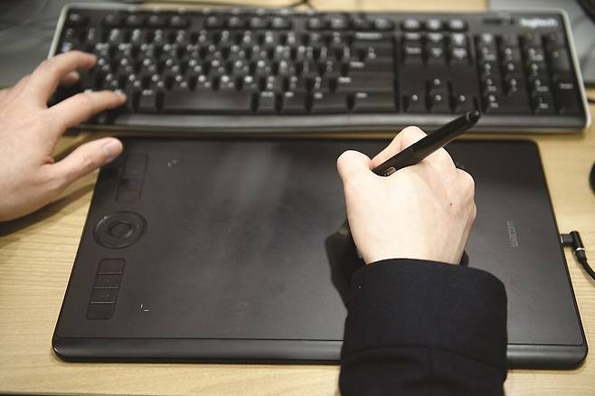 3D 모션그래픽을 기준으로 스토리보드 제작, 오브젝트 구성, 스타일프레임 제작, 애니메이션 작업 등을 거쳐 모션그래픽 영상이 완성된다.사진 오계옥