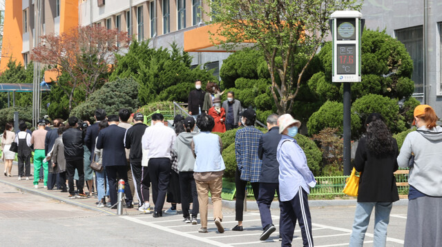 서울시장 보궐선거일인 7일 서울 여의도 한 투표소에서 시민들이 투표하기 위해 기다리고 있다. 연합뉴스