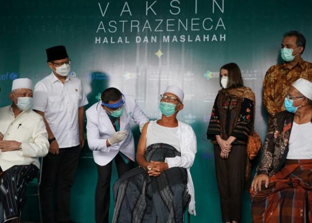 지난달 23일 인도네시아 동부자바주에서 아스트라제네카 백신 접종을 하고 있다. 인도네시아 보건부 제공