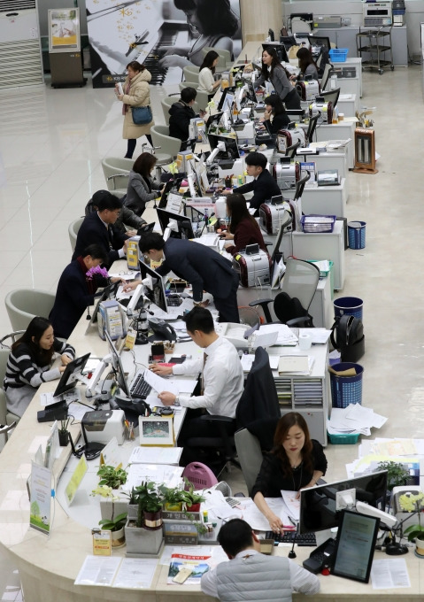 시중은행 영업점에서 고객들이 업무를 보고 있다. [사진=뉴시스]