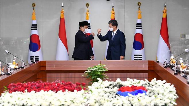 Defense Ministers Suh Wook (right) and Prabowo Subianto do a fist bump before their talks in Seoul, Thursday. (Ministry of National Defense)