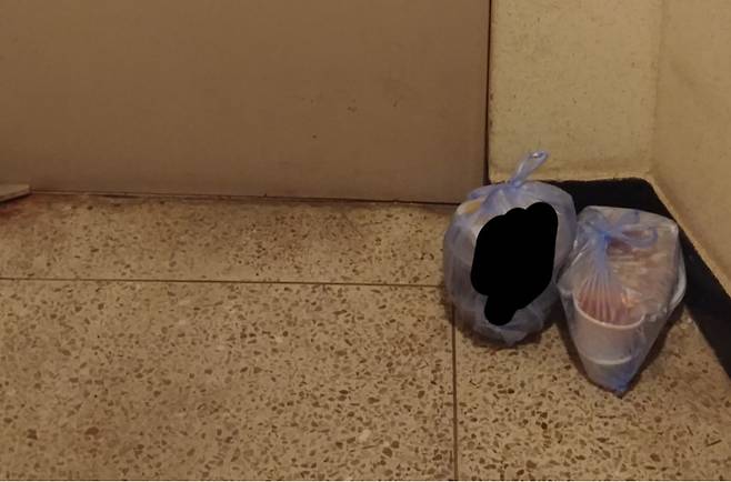 한 가정집 문 앞에 배달음식이 놓여 있는 사진. 기사와 무관. [온라인 커뮤니티 갈무리]