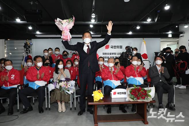 오세훈 국민의힘 서울시장 후보가 8일 새벽 서울 여의도 국민의힘 중앙당사에 마련된 개표상황실에서 당선이 확실시되자 꽃다발을 들고 환호하고 있다. 윤창원 기자