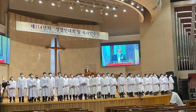 121명의 신임 목회자들이 첫 축도를 하기 위해 준비하고 있다. 이들은 한국교회 밀알이 되는 목회자가 되겠다고 다짐했다.