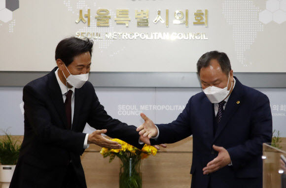 오세훈 서울시장이 8일 오전 서울시의회를 방문해 김인호 서울시의회 의장(오른쪽)을 만나고 있다. 뉴시스