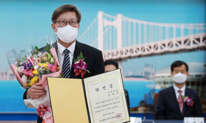 박형준 부산시장이 8일 오전 부산 연제구 부산시 선거관리위원회에서 당선증을 받고 있다. 연합뉴스