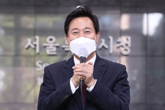 제38대 서울특별시장에 당선된 오세훈 시장이 8일 오전 서울시청으로 첫 출근 후 인사말을 하고 있다. /연합뉴스