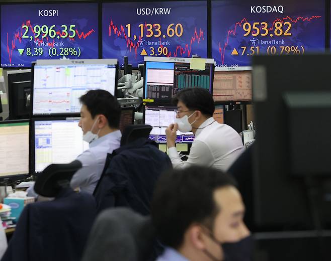 3월24일 서울 중구 하나은행 본점 딜링룸. 주식시장에 대한 관심이 그 어느 때보다 높다. ⓒ연합뉴스