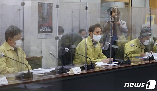 오세훈 서울시장이 서울시청 기획상황실에서 열린 코로나19 종합대책회의에서 발언하고 있다. 2021.4.9/뉴스1 © News1 이성철 기자