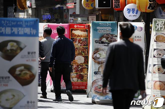 9일 서울 중구 명동 식당거리에서 직장인들이 점심식사를 위해 발걸음을 옮기고 있다. 2021.4.9/뉴스1 © News1 이승배 기자