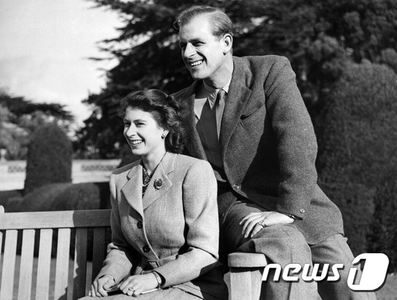 1947년 결혼한 엘리자베스 2세 여왕(좌)와 남편인 필립공.© AFP=뉴스1