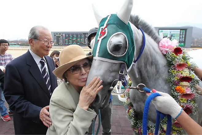 백광 은퇴식에 참여한 故이수홍, 황영금 마주내외(왼쪽부터). 사진제공=한국마사회