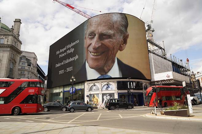 9일(현지 시각) 영국 런던의 피카디리 서커스 전광판에 이날 별세한 필립공을 추모하는 메시지가 게시됐다. /AFP 연합뉴스