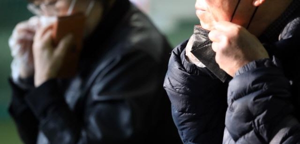 7일 오전 양천구 양천중학교 투표소에서 한 시민이 신원 확인을 위해 마스크를 내리고 있다. /연합뉴스