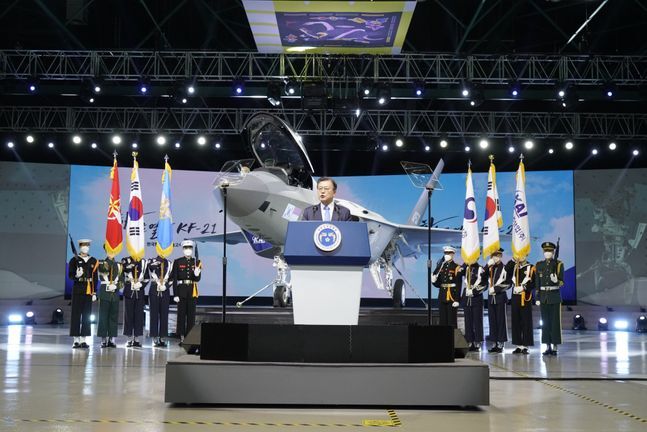 문재인 대통령이 9일 경남 사천 한국항공우주산업(KAI)에서 열린 ‘한국형전투기(KF-21) 시제기 출고식’에서 기념사를 하고 있다.ⓒ한국항공우주산업