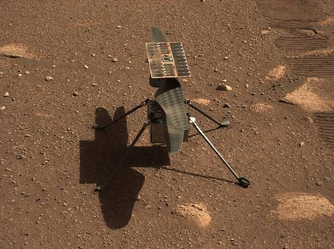 화성 첫 무인 헬기 인저뉴이티가 비행 준비를 위해 화성 표면에 내려앉은 모습을 탐사 로버 퍼시비어런스가 촬영했다. NASA 제공.