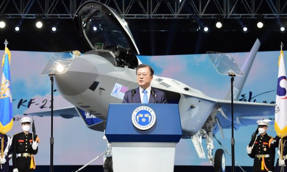 문재인 대통령이 4월 9일 경남 사천시 한국항공우주산업(KAI) 고정익동에서 열린 한국형전투기 보라매(KF-21) 시제기 출고식에서 기념연설을 하고 있다. 사진=뉴시스.