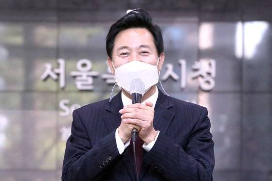 제38대 서울특별시장에 당선된 오세훈 시장이 8일 오전 서울 중구 서울시청으로 첫 출근 후 인사말을 하고 있다. 김상선 기자