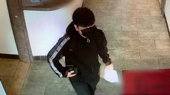 '노원 세 모녀 살인 사건' 피의자 김태현이 사건 당일인 지난달 23일 서울 노원구의 한 PC방을 나서고 있다. 독자 제공