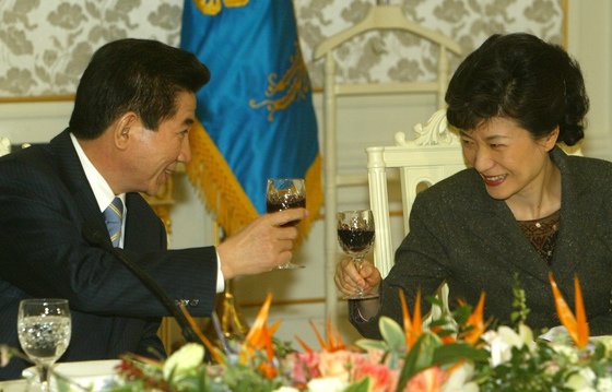 청와대에서 열린 국회 및 여야정당 지도부 초청 만찬에서 노무현 전 대통령이 박근혜 당시 한나라당 대표와 건배를 하고 있다.