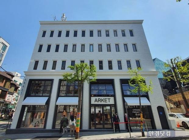 오는 9일 서울 강남구 가로수길에 공식 오픈하는 아르켓 플래그십 스토어./사진=이미경 기자