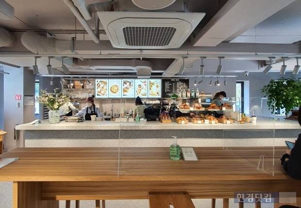 서울 강남구 가로수길에 문을 연 아르켓 플래그십 스토어 내부에 위치한 카페./사진=이미경 기자