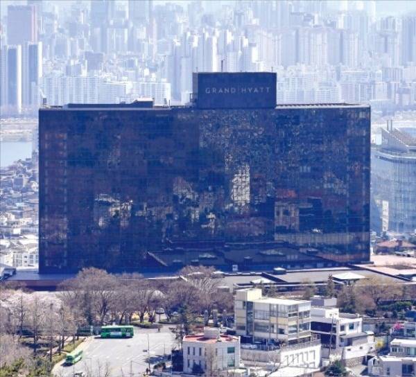 주변 부지가 개발될 예정인 서울 남산 그랜드하얏트서울 호텔. /사진=김영우 기자 youngwoo@hankyung.com