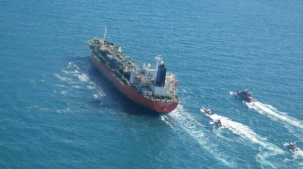 지난 1월 한국 국적의 유조선 '한국케미'호가 걸프 해역에서 이란 혁명수비대 소속 함정들에 의해 나포되고 있는 모습. /사진=AP·연합뉴스