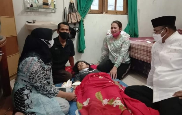 8일째 잠들어 있는 인도네시아 소녀 에차. /사진=에차 아버지 물야디 페이스북
