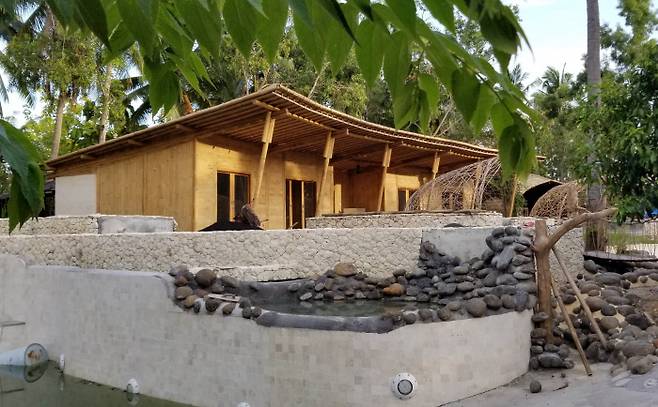 식물 필터 이용한 ‘에코 수영장’  신축 중인 리조트에서는 자체 물 순환 시스템을 개발했다. 사진은 하수를 정화하는 수질정화 식물을 심을 예정인 화단의 모습.