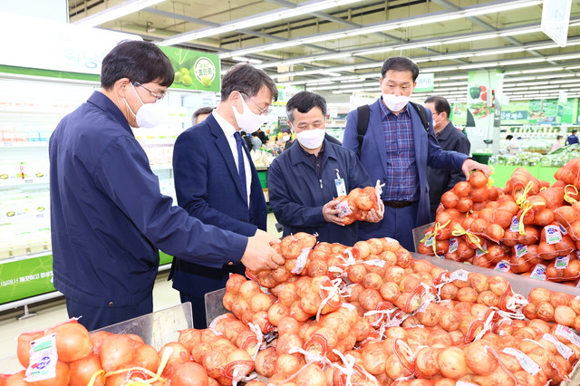 [세종=뉴시스]  박영범 농림축산식품부 차관이 9일 서울 양재동 하나로마트를 방문, 소비자 물가를 점검했다. (사진=농식품부 제공) *재판매 및 DB 금지