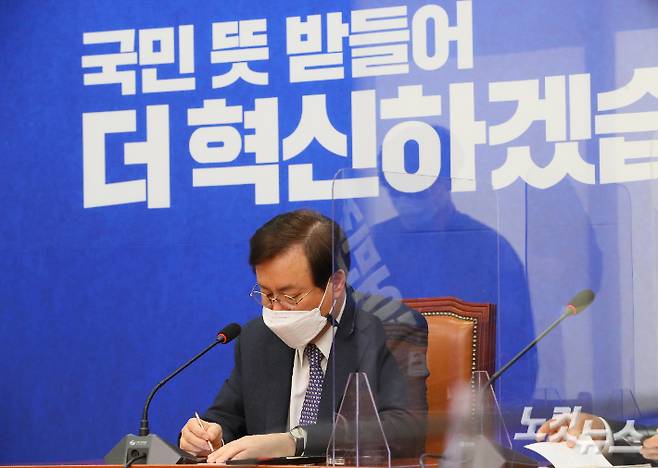 더불어민주당 도종환 비상대책위원장이 9일 서울 여의도 국회에서 열린 2030 의원들과의 간담회에서 2030 의원들의 발언을 듣고 있다. 황진환 기자
