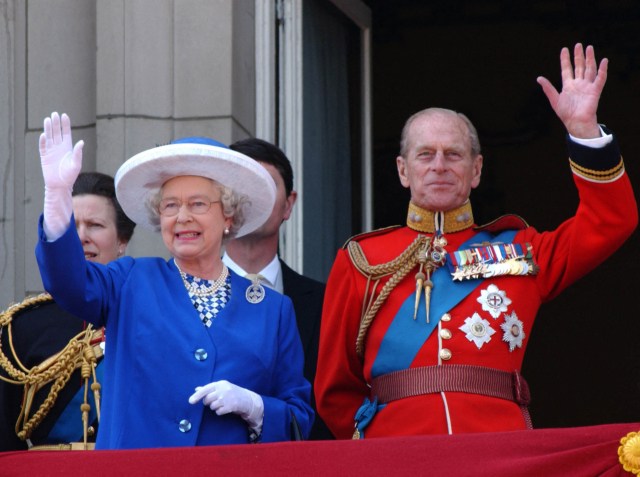 9일(현지 시간) 99세의 나이로 별세한 영국 필립공이 런던 버킹엄궁 발코니에서 부인인 엘리자베스 2세 여왕과 함께 군대 열병식에서 손을 흔드는 모습. /AFP연합뉴스