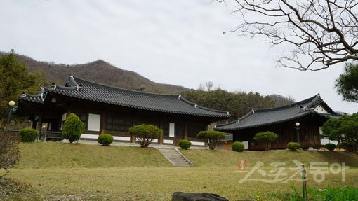 천주교 순례여행지인 천호성지에 있는 천호성당은 단아한 한옥 양식에 서구식 교회 건축을 가미해 독특한 매력을 지니고 있다. 완주｜김재범 기자 oldfield@donga.com