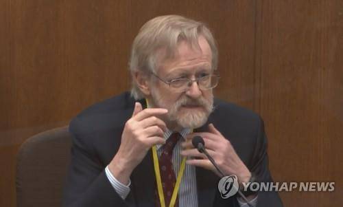 8일(현지시간) 미 미네소타주 헤너핀카운티 지방법원에서 열린 전 경찰관 데릭 쇼빈에 대한 재판에서 폐 전문의 마틴 토빈 박사가 증언하고 있다. 법원 TV 화면에서 발췌한 이미지임. [AP=연합뉴스]