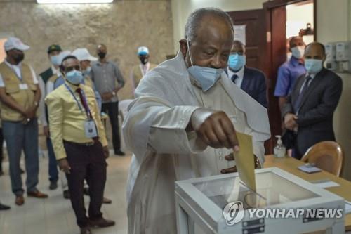 이스마엘 오마르 구엘레 지부티 대통령이 9일 수도 지부티에서 투표하고 있다. [AFP=연합뉴스]