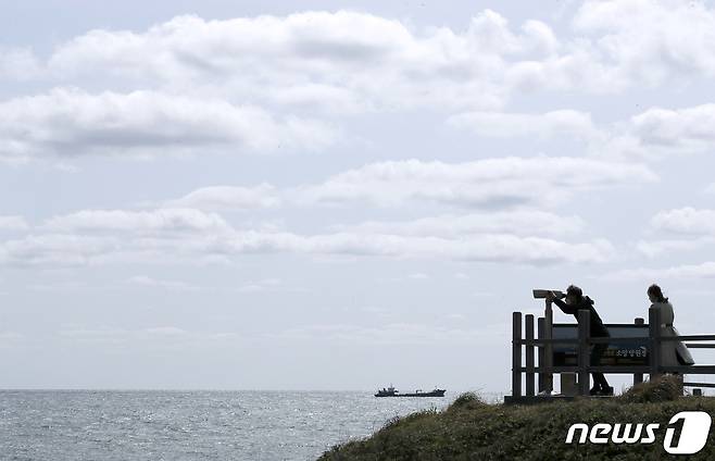 10일 오전 울산 울주군 간절곶공원을 찾은 시민들이 바다를 보며 봄 정취를 즐기고 있다. 2021.4.10/뉴스1 © News1 윤일지 기자