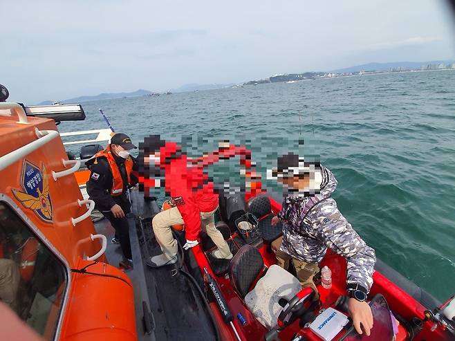 보령해경이 대천항 인근 해상에서 침수 중인 모터보트 승선원들을 구조하고 있다.(보령해경 제공)© 뉴스1