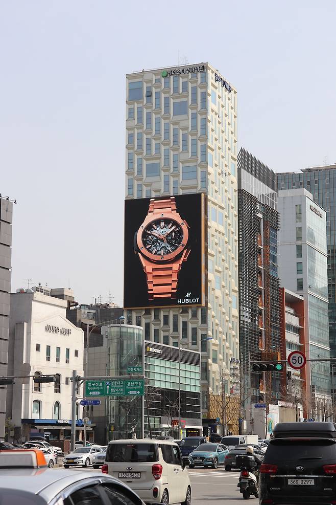 서울 도산대로 S&S타워에 있는 세로형 대형 LED 전광판. 2018년 국내에 처음 등장한 세로형 전광판으로, 명품 업체 광고로 유명하다. /디지탈이미지테크 제공