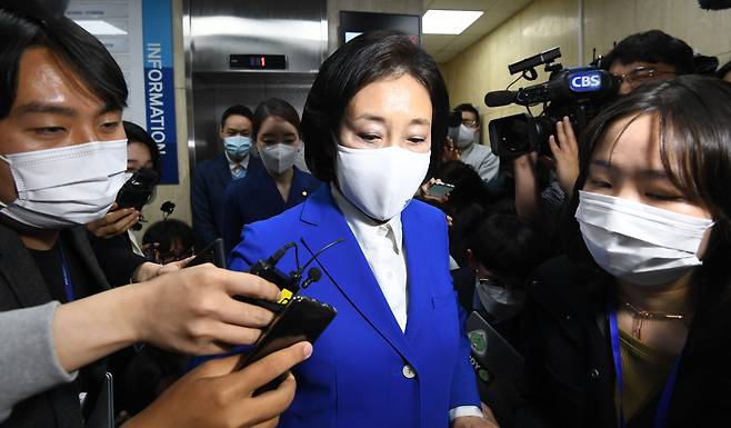 방송3사 출구조사에서 참패한 것으로 예측된 더불어민주당 박영선 서울시장 후보가 7일 밤 서울 여의도 더불어민주당사에서 취재진에게 입장을 밝힌 뒤 당사를 떠나고 있다.  /연합뉴스